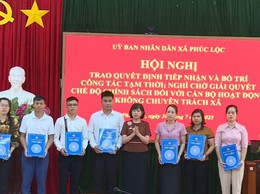 Hội nghị trao Quyết định tiếp nhận và bố trí tạm thời; nghỉ chờ giải quyết chế độ chính sách đối với cán bộ hoạt động không chuyên trách xã