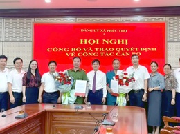 Xã Phúc Thọ trao các Quyết định về công tác cán bộ