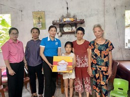Hội LHPN xã Phúc Lộc trao quà chương trình 