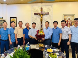 Các đồng chí lãnh đạo UBND phường Phú Lương tổ chức thăm 2 nhà thờ công giáo trên địa bàn phường