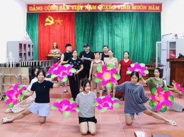 Lãnh đạo Trung tâm VHTT&TT xã kiểm tra công tác tập luyện chuẩn bị tham gia Liên hoan Nghệ thuật quần chúng xã Quốc Oai lần thứ I năm 2025