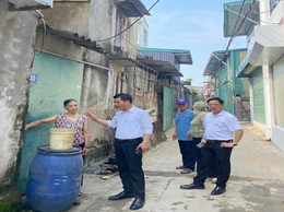 Lãnh đạo UBND xã Hát Môn kiểm tra công tác phòng chống dịch sốt xuất huyết trên địa bàn thôn Hiệp Thuận