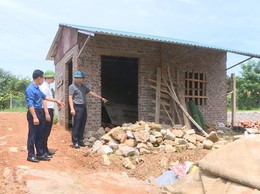 Phó Chủ tịch Thường trực UBND xã Lê Hồng Hưng kiểm tra các trường hợp vi phạm xây dựng trên đất nông nghiệp