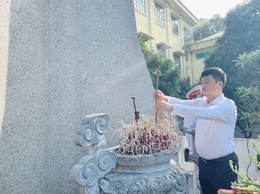 ĐỒNG CHÍ TỐNG MINH KIỀU - ĐẢNG ỦY VIÊN, TRƯỞNG PHÒNG VĂN HÓA - XÃ HỘI DÂNG HƯƠNG TẠI ĐÀI TƯỞNG NIỆM LIỆT SĨ TÂN MINH