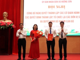 Xã Hương Sơn: Công bố Quyết định thành lập các cơ quan chuyên môn, đơn vị sự nghiệp và công tác cán bộ