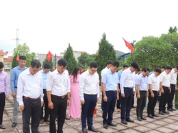 Lãnh đạo xã Bất Bạt thành kính dâng hương tổ chức đoàn dâng hương các di tích lịch sử văn hóa Đình, Đền, và Nghĩa trang Liệt sĩ xã Bất Bạt.