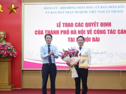  LỄ TRAO CÁC QUYẾT ĐỊNH CỦA THÀNH PHỐ HÀ NỘI VỀ CÔNG TÁC CÁN BỘ TẠI XÃ NỘI BÀI