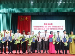 Hội nghị công bố và trao quyết định của Đảng ủy, HĐND, UBND xã về công tác tổ chức cán bộ