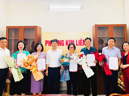PHƯỜNG KIM LIÊN: TRAO CÁC QUYẾT ĐỊNH VỀ TỔ CHỨC BỘ MÁY VÀ CÔNG TÁC CÁN BỘ