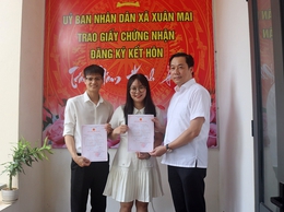 Lãnh đạo xã Xuân Mai trao Giấy chứng nhận đăng ký kết hôn cho cho công dân