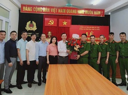Các đồng chí lãnh đạo Đảng ủy, UBND phường Phú Lương thăm hỏi, động viên và giao nhiệm vụ cho công an phường
