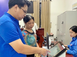 Tuổi trẻ xã Xuân Mai tích cực hỗ trợ người dân tại điểm Phục vụ hành chính công của xã Xuân Mai