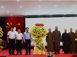 CHƯ TÔN ĐỨC TĂNG NI TRONG XÃ ĐẾN THĂM, TẶNG HOA CHÚC MỪNG XÃ ĐẠI XUYÊN