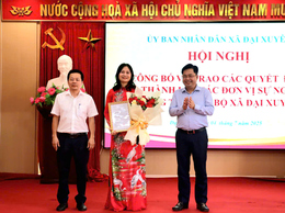 Hội nghị công bố và trao các Quyết định các đơn vị y tế, trường học thuộc UBND xã Đại Xuyên