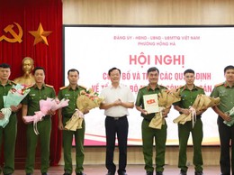 Phường Hồng Hà công bố, trao quyết định về tổ chức bộ máy và công tác cán bộ