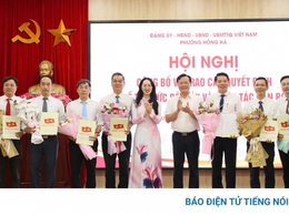 Hà Nội: Phường Hồng Hà tổ chức công bố, trao quyết định về tổ chức bộ máy