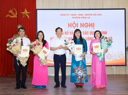 Phường Hồng Hà công bố các quyết định về tổ chức bộ máy và công tác cán bộ