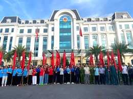 Lãnh đạo phường Cầu Giấy kiểm tra và tham gia công tác tổng vệ sinh môi trường