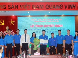Lễ trao quyết định của Thành đoàn Hà Nội về công tác cán bộ tại phường Chương Mỹ