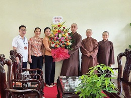 Đại diện Phật giáo xã Hòa Phú tặng hoa chúc mừng Đảng bộ, chính quyền xã Hòa Phú sau khi sắp xếp đơn vị hành chính