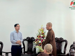 Các vị Thượng tọa, Tăng ni tặng hoa chúc mừng lãnh đạo xã Phú Nghĩa