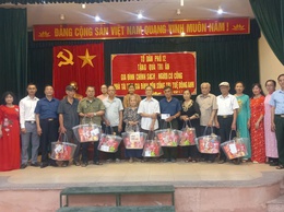 Tổ dân phố số 12 tặng quà tri ân nhân kỷ niệm 78 năm ngày TBLS