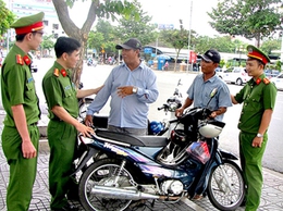 Công an xã Tiến Thắng đẩy mạnh công tác đảm bảo trật tự an toàn giao thông và vệ sinh môi trường