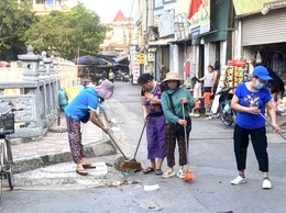 Hội phụ nữ phường Kiến Hưng duy trì lịch tổng vệ sinh môi trường vào cuối tuần