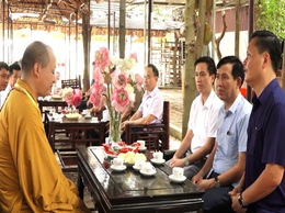 Các đồng chí lãnh đạo xã Hương Sơn thăm các cơ sở tôn giáo trên địa bàn