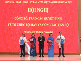 Phường Tây Tựu công bố và trao các quyết định về công tác cán bộ