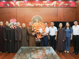 Chư tôn đức Tăng Ni thăm, chúc mừng lãnh đạo các xã mới thành lập nhân dịp triển khai mô hình chính quyền hai cấp