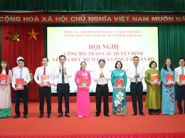 Xã Thuận An công bố, trao các quyết định về tổ chức bộ máy và công tác cán bộ