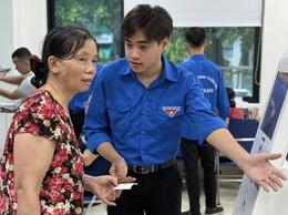 Tuổi trẻ phường Đống Đa tích cực ra quân hỗ trợ nhân dân sử dụng dịch vụ công trực tiếp và trực tuyến