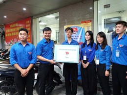 Bí thư thứ nhất TW Đoàn đến thăm, tặng quà cho Đội Thanh niên tình nguyện hỗ trợ người dân làm thủ tục hành chính công.
