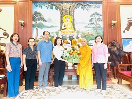 Lãnh đạo phường Long Biên thăm, tặng quà các di tích và cơ sở tôn giáo trên địa bàn