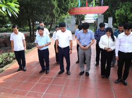 Lãnh đạo xã Yên Xuân dâng hương tưởng niệm các anh hùng liệt sĩ