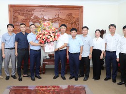 Lãnh đạo xã Yên Xuân thăm, chúc mừng các xã mới