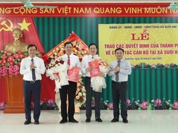 Công bố Quyết định thành lập xã Suối Hai và trao các quyết định về công tác cán bộ