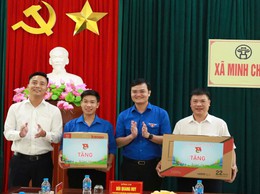 Bí thư thứ nhất Trung ương Đoàn Bùi Quang Huy thăm, làm việc và tặng quà tại xã Minh Châu