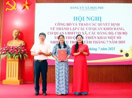 Hội nghị công bố và trao các quyết định về thành lập các cơ quan khối Đảng; cơ quan Ủy ban MTTQ xã; các Đảng bộ, chi bộ trực thuộc