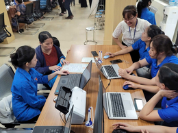 Đoàn Thanh niên xã Đan Phượng hỗ trợ người dân thực hiện dịch vụ hành chính công.