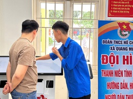 Tuổi trẻ xã Quang Minh hỗ trợ người dân thực hiện thủ tục hành chính