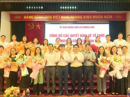 Đồng chí Lê Đức Phóng - Phó Bí thư Đảng uỷ, Chủ tịch UBND xã trao các Quyết định về tổ chức bộ máy và công tác cán bộ các trường học trên địa bàn