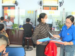Tuổi trẻ Phúc Lộc xung kích hỗ trợ người dân tại Điểm phục vụ hành chính công