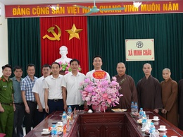 Đại diện Thường trực Ban trị sự giáo hội phật giáo Việt Nam thăm và chúc mừng chính quyền xã Minh Châu mới.