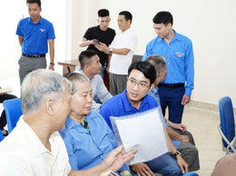 Đoàn viên xã Chuyên Mỹ xung kích hỗ trợ người dân giải quyết thủ tục hành chính tại Điểm hành chính công xã Chuyên Mỹ, thành phố Hà Nội
