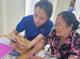 Đoàn viên thanh niên và các chiến sĩ công an Phường Phú thượng hỗ trợ đảng viên dùng dịch vụ công trực tuyến