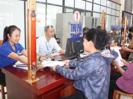 Tuổi trẻ xã Hoà Phú hỗ trợ người dân tại Điểm phục vụ hành chính công.