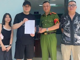 Công an phường Tây Hồ hỗ trợ du khách nước ngoài tìm lại tài sản