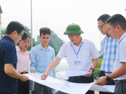 Phó Chủ tịch UBND xã Quốc Oai Nguyễn Hữu Sơn kiểm tra công tác giải phóng mặt bằng và tiến độ triển khai một số dự án trọng điểm trên địa bàn